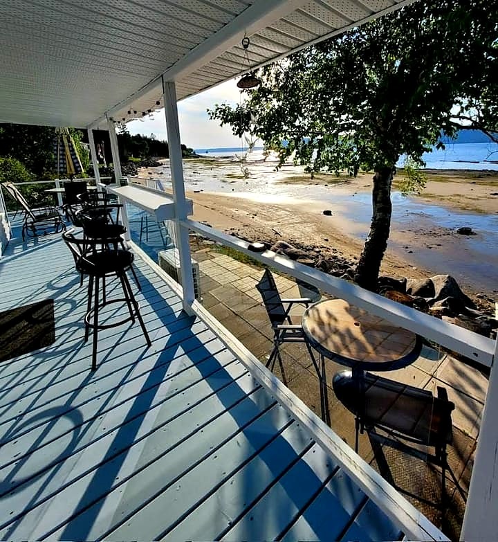 Intérieur chaleureux du chalet